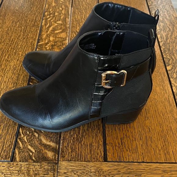 London Fog Black Ankle Boots with Buckle Accent 10 M - Picture 1 of 8